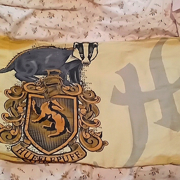 Set of Hufflepuff House Pillowcases - Picture 4 of 4